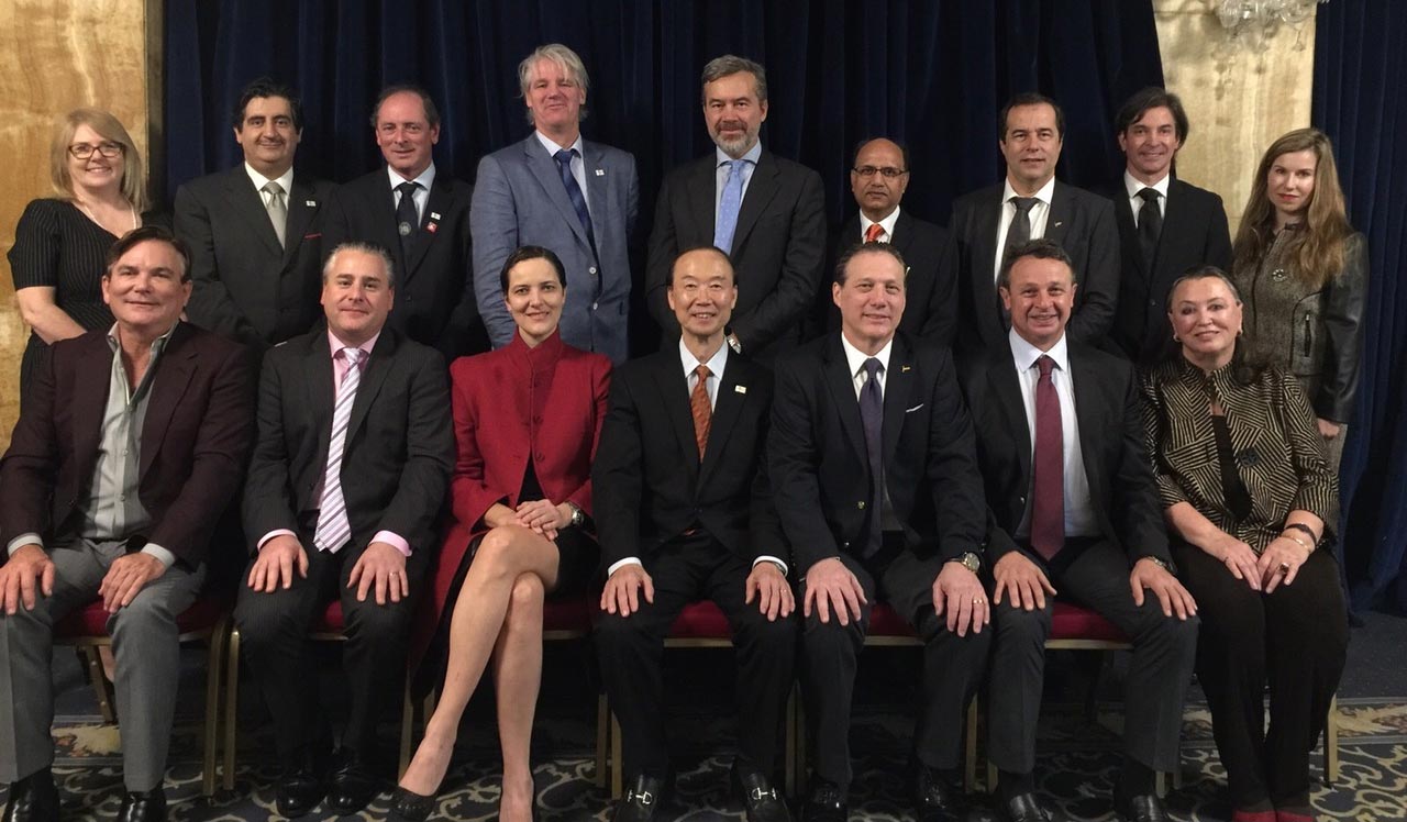 photographie de groupe avec le Docteur Schlaudraff, chirurgien esthétique à Genève