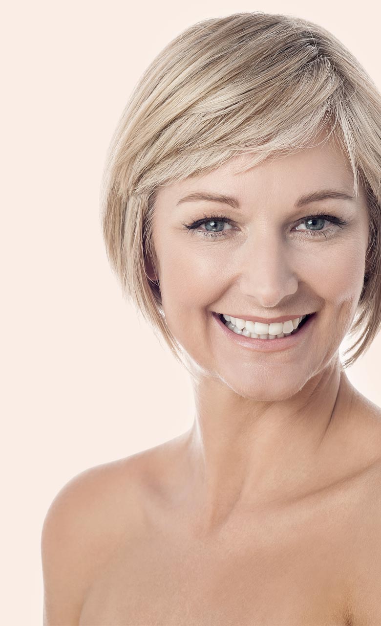 Portrait de face d'une femme afin d'illustrer les traitements contre les rides et le vieillissement proposé chez Concept Clinic, clinique de chirurgie esthétique à Genève par le Docteur Schlaudraff