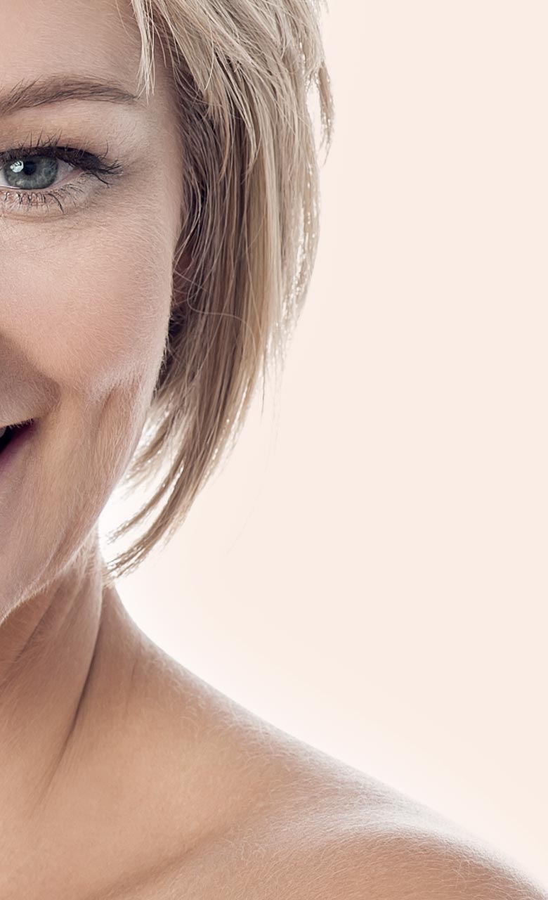 Portrait de face d'une femme afin d'illustrer les traitements contre les rides et le vieillissement proposé chez Concept Clinic, clinique de chirurgie esthétique à Genève par le Docteur Schlaudraff