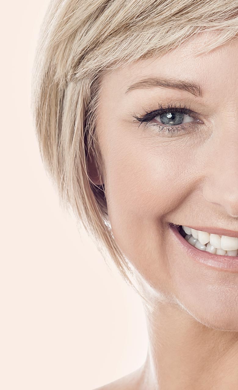 Portrait de face d'une femme afin d'illustrer les traitements contre les rides et le vieillissement proposé chez Concept Clinic, clinique de chirurgie esthétique à Genève par le Docteur Schlaudraff